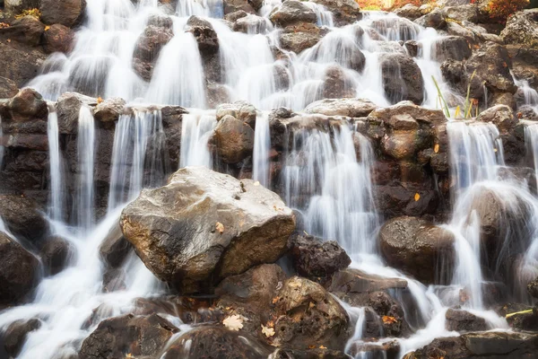 Schöner Waldwasserfall — Stockfoto