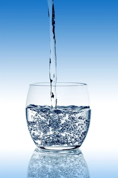 Vidrio con agua sobre blanco —  Fotos de Stock