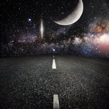 Asfaltlı karayolu üzerinde gece gökyüzü