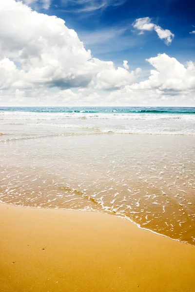 bulutlar gökyüzü altında mavi deniz manzarası