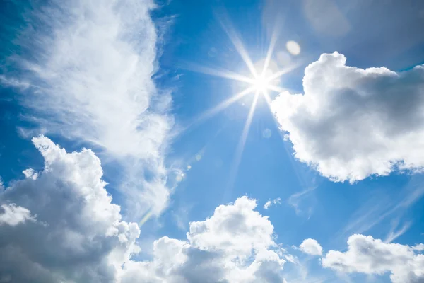 Ciel bleu avec soleil et nuages blancs — Photo