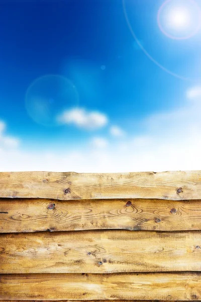 Дерев'яний паркан на фоні неба — стокове фото