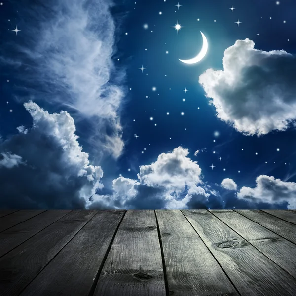 Noční obloha s hvězdami a měsícem — Stock fotografie