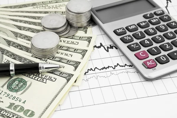 Caneta, calculadora e dólares no gráfico — Fotografia de Stock