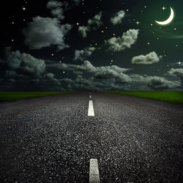 Asfalterad motorväg över natthimlen — Stockfoto