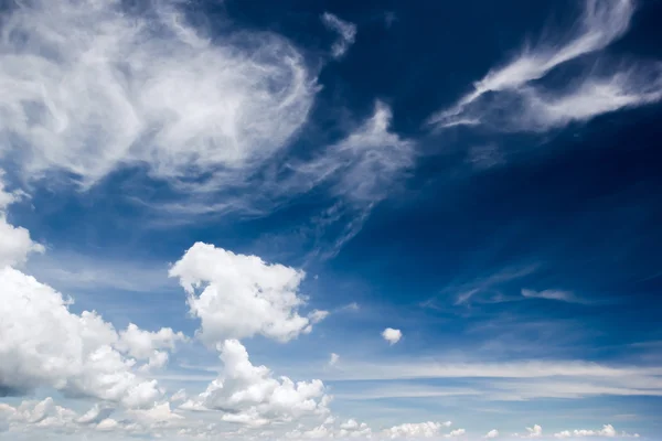 Ciel bleu avec des nuages blancs — Photo