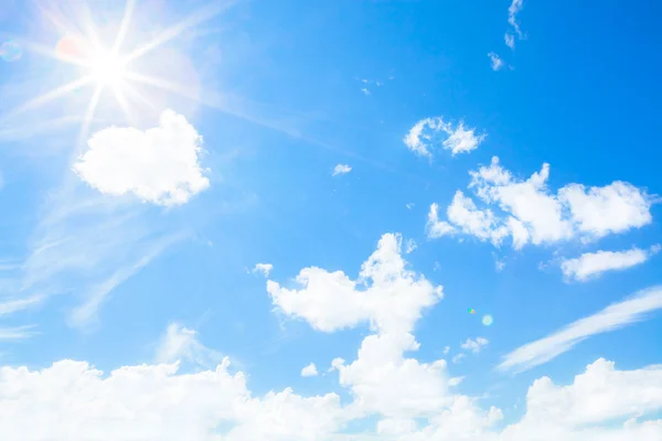 Blauwe lucht met zon en witte wolken — Stockfoto