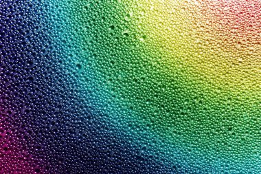 Su bardağa düşer.