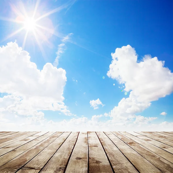 Blauwe hemel en houten planken — Stockfoto