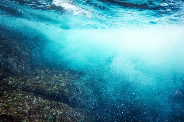 Fundo do mar com fundo azul onda de água respingo — Fotografia de Stock