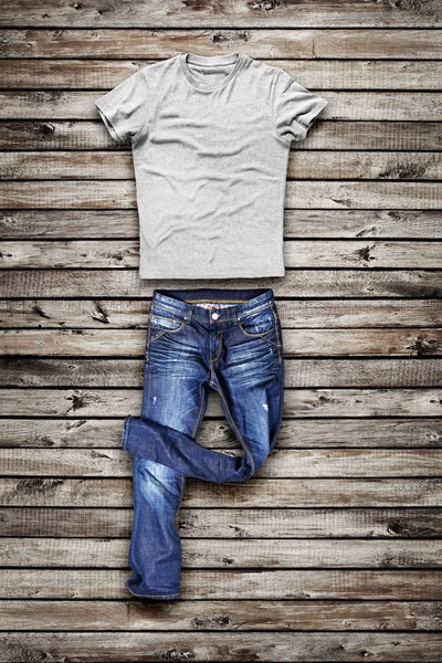 Niebieskie dżinsy i koszula — Zdjęcie stockowe