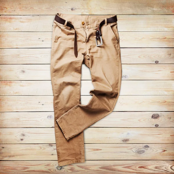 Jeans celana atas papan kayu cahaya latar belakang — Stok Foto