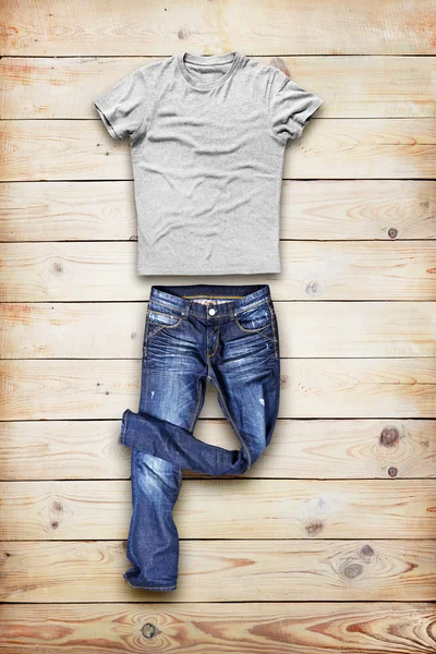 Niebieskie jeansy i koszula — Zdjęcie stockowe