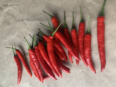 Ahşap masa yüzeyinde kırmızı biber. Yakın plan.