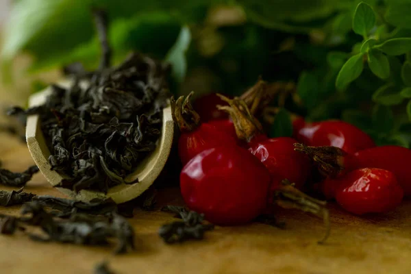 香草茶 健康与薄荷和蔷薇叶 — 图库照片