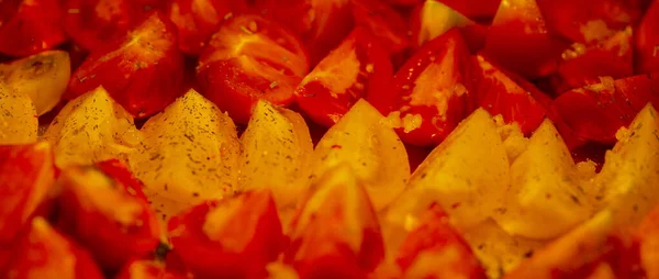 Tomates Brillantes Hachées Grossièrement Avant Cuisson Close — Photo