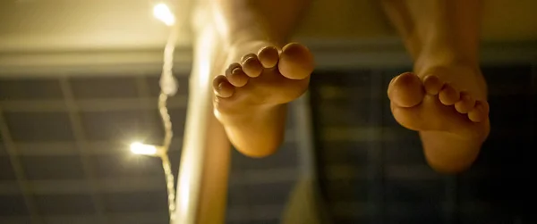 Γυμνά Πόδια Των Παιδιών Κρέμονται Από Κρεβάτι Υπό Φως Των — Φωτογραφία Αρχείου