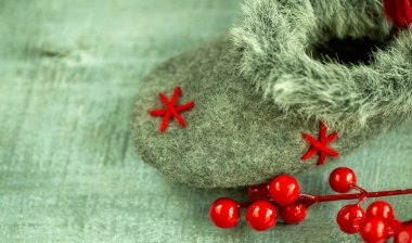 Noel süsü çorapları, ahşap arka planda kırmızı böğürtlenler.