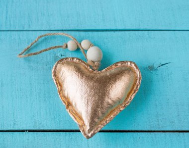 Gümüş kalp, ahşap bir yüzeyde yakın plan kumaştan yapılmıştır.