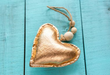 Gümüş kalp, ahşap bir yüzeyde yakın plan kumaştan yapılmıştır.