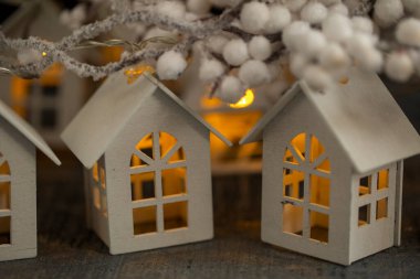 Karanlık ahşap yüzeyinde ışık olan Noel süslü ahşap çelenk. Yaklaş.