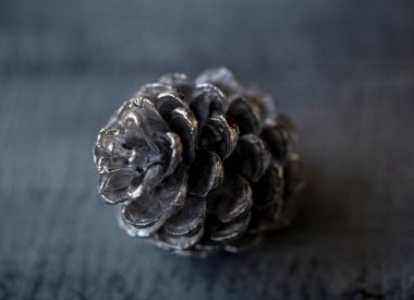 Koyu ahşap yüzeyde Noel dekoru konisi