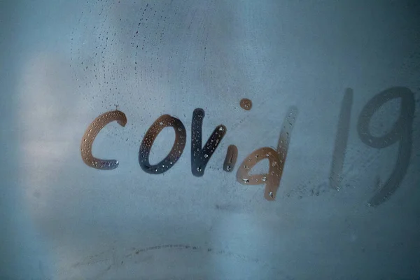 Ordet Coronavirus Skrivet Ett Dimmigt Badrumsfönster Delvis Suddig Närbild — Stockfoto
