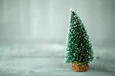 Dekoratif ahşap Noel arkaplanı ve dekoratif Noel ağacı yakın plan