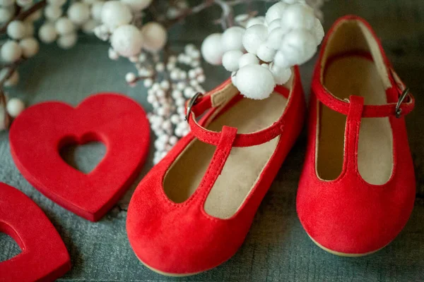 Zapatos Rojos Del Bebé Como Decoración Fondo Superficie Madera Oscura — Foto de Stock