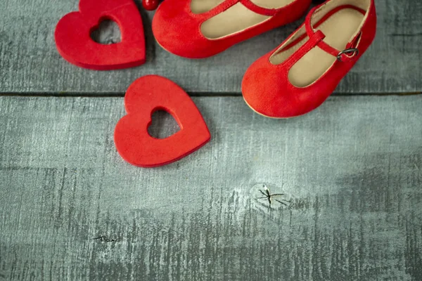 Zapatos Rojos Del Bebé Como Decoración Fondo Superficie Madera Oscura — Foto de Stock