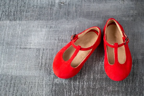Zapatos Rojos Del Bebé Como Decoración Fondo Superficie Madera Oscura — Foto de Stock