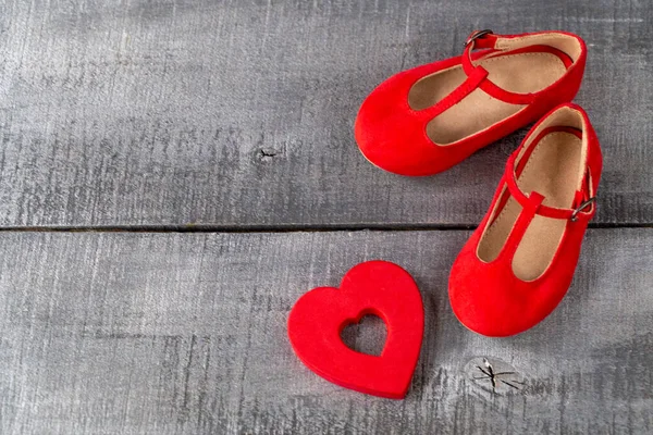 Zapatos Rojos Del Bebé Como Decoración Fondo Superficie Madera Oscura — Foto de Stock