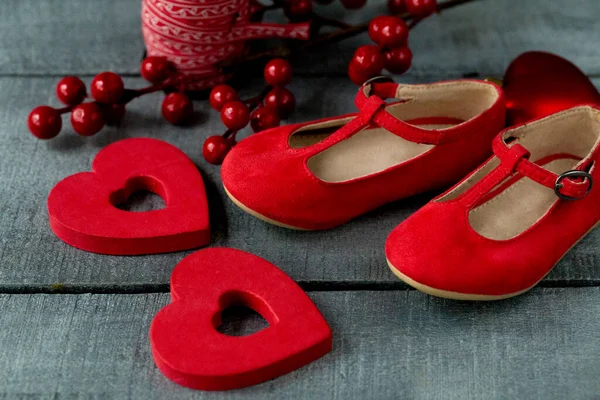 Zapatos Rojos Del Bebé Como Decoración Fondo Superficie Madera Oscura — Foto de Stock