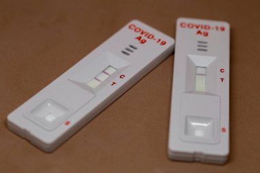 İzole edilmiş tek renkli arkaplanda koronavirüs için pozitif test 