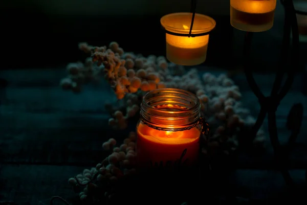 Vela Ardiente Sobre Fondo Madera Oscura Cerca — Foto de Stock