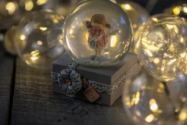Декоративный Снежный Шар Девушкой Ангелом Темном Деревянном Фоне Крупным Планом — стоковое фото