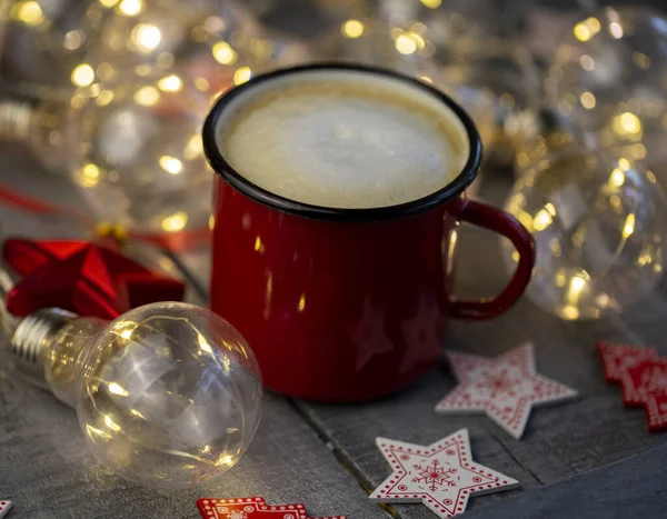 Copo Café Vermelho Iluminado Com Guirlanda Natal Com Decoração Natal — Fotografia de Stock