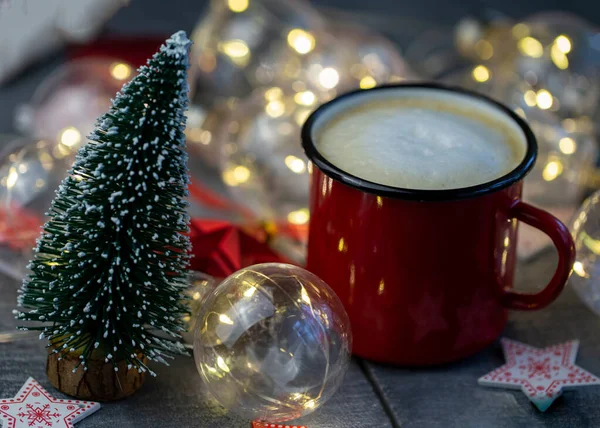 Copo Café Vermelho Iluminado Com Guirlanda Natal Com Decoração Natal — Fotografia de Stock