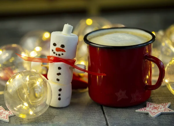 Boneco Neve Marshmallow Com Uma Xícara Café Vermelho Decoração Natal — Fotografia de Stock