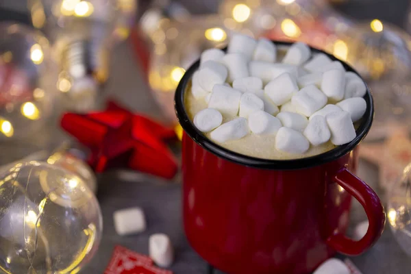 Copo Café Vermelho Iluminado Com Guirlanda Natal Com Decoração Natal — Fotografia de Stock