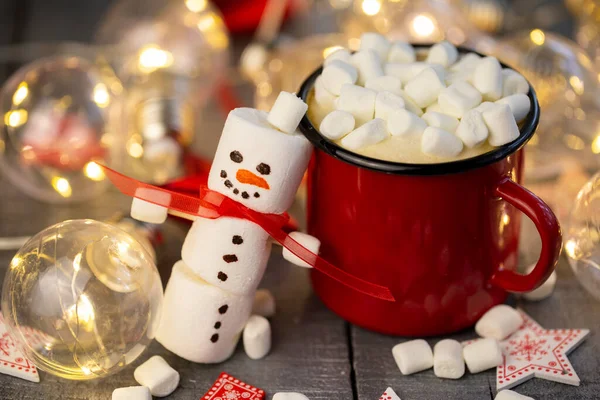 クリスマスの装飾が施された赤いコーヒーカップを持つマシュマロの雪だるま — ストック写真