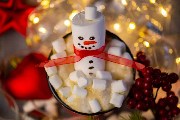 Ein Marshmallow Schneemann Mit Roter Kaffeetasse Weihnachtsdekoration — Stockfoto