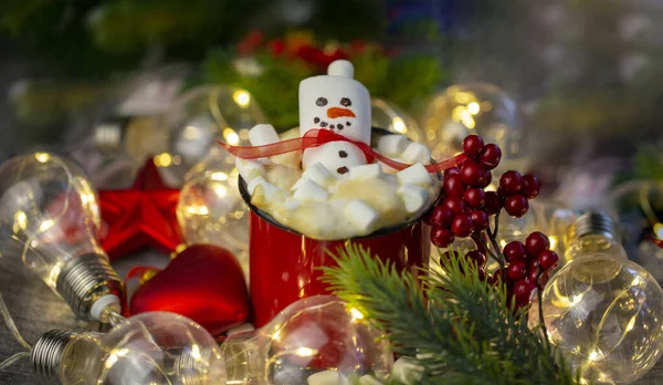 Muñeco Nieve Malvavisco Con Una Taza Café Rojo Decoración Navidad — Foto de Stock