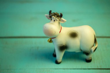 2021 'in sembolü, boğa yılı, yeşil arka planda inek, yakın plan.