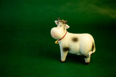 2021 'in sembolü, boğa yılı, yeşil arka planda inek, yakın plan.