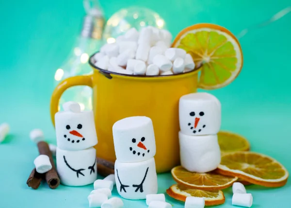 Bonecos Neve Marshmallow Fundo Turquesa Hortelã Com Uma Caneca Cacau — Fotografia de Stock