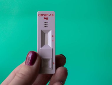 İnsan vücudundaki virüsü tek renkli bir arkaplanda kanla tespit etmek için test sistemi.