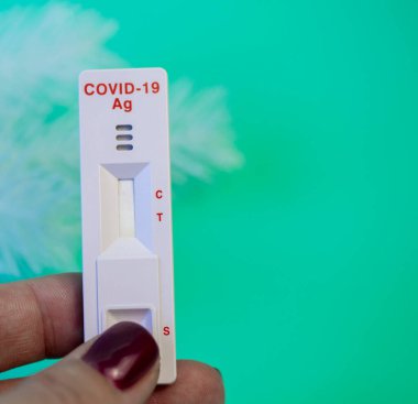 Tatil arifesinde tatil aksesuarlarıyla yapılan virüs testi.