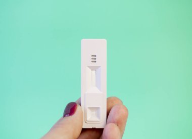 İnsan vücudundaki virüsü tek renkli bir arkaplanda kanla tespit etmek için test sistemi.