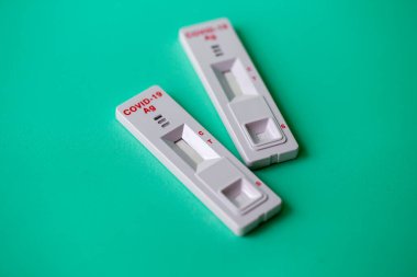 İnsan vücudundaki virüsü tek renkli bir arkaplanda kanla tespit etmek için test sistemi.